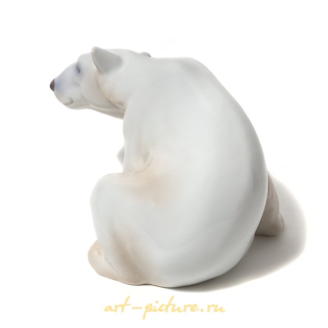 Sitting polar bear. Denmark, Copenhagen, Bing & Grondahl. 1915.