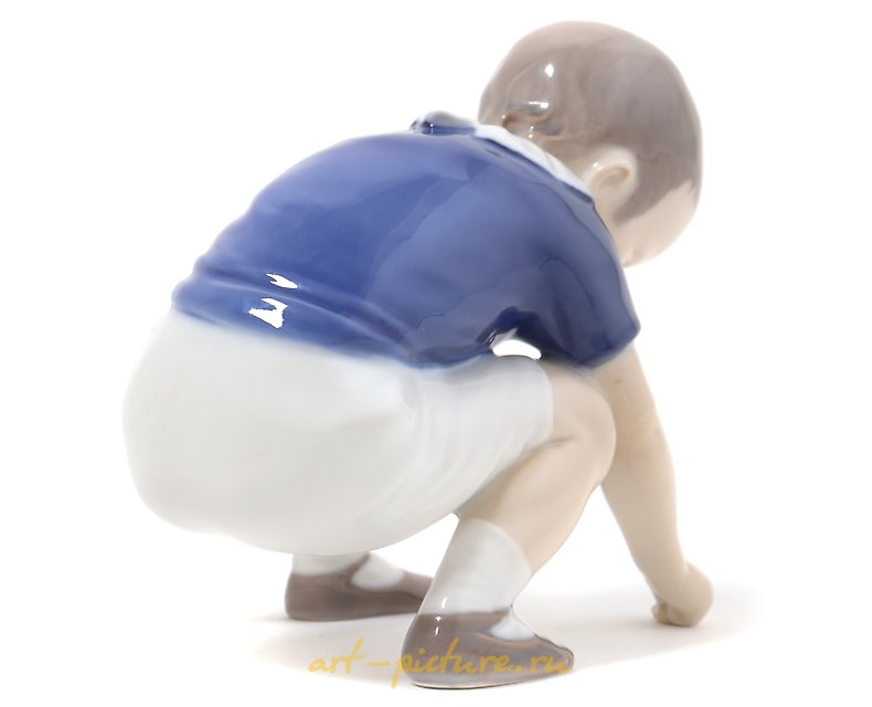 迪基（在柏油路上画画的男孩）。丹麦，哥本哈根，Bing & Grondahl