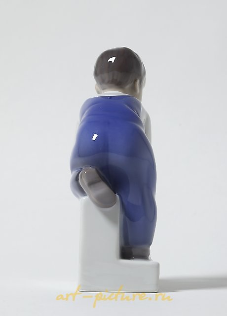 The translation of the text is: "Porcelain figurine I am walking now Bing Grondahl."