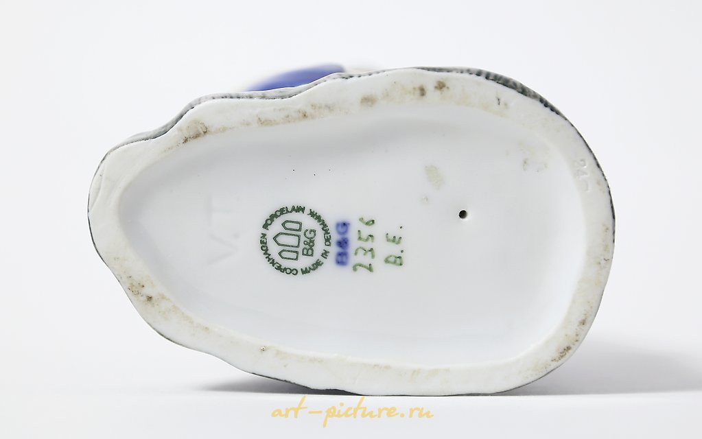 Porcelain figurine "Girl Planting Flowers" by Bing Grondahl.