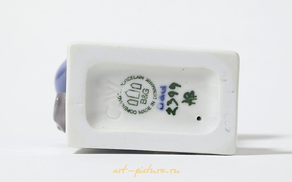 The translation of the text is: "Porcelain figurine I am walking now Bing Grondahl."