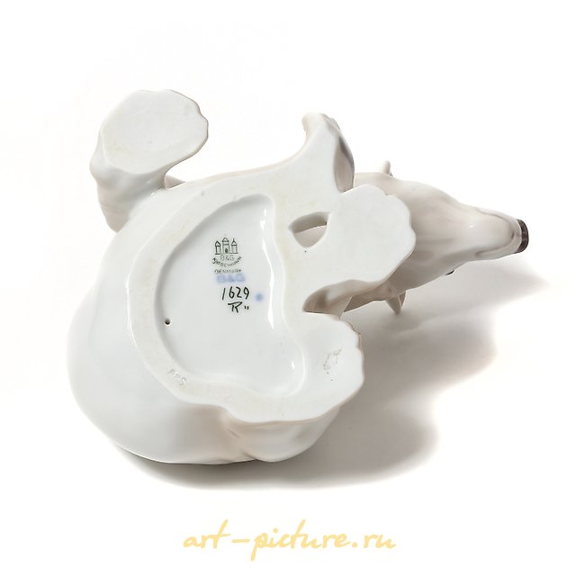 Sitting polar bear. Denmark, Copenhagen, Bing & Grondahl. 1915.