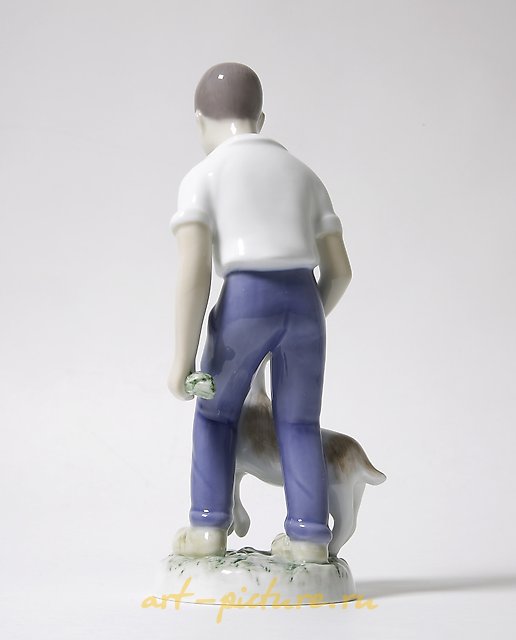 小男孩和小山羊。丹麦，哥本哈根，Bing & Grondahl