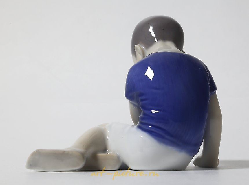 坐着低下头的男孩