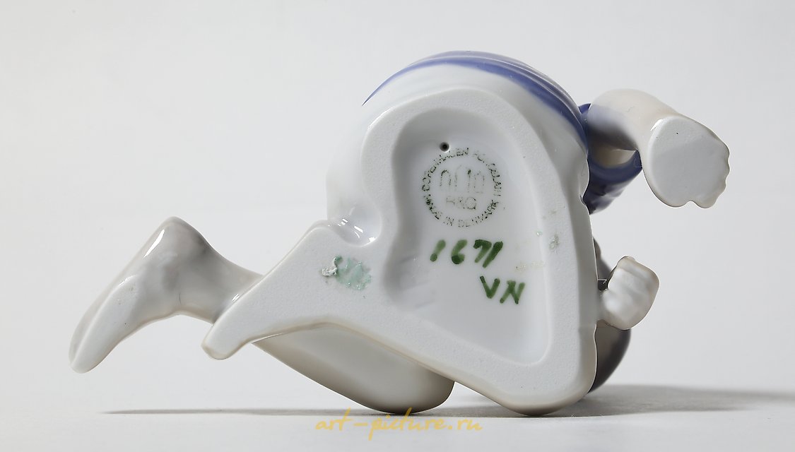 坐着低下头的男孩