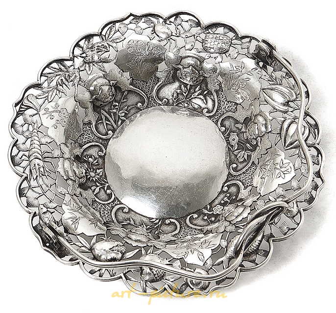 翻译如下：

带翻转手柄的花瓶，中国，136克，950件，边缘高度3厘米，碗的直径14厘米，提起手柄的高度10厘米。