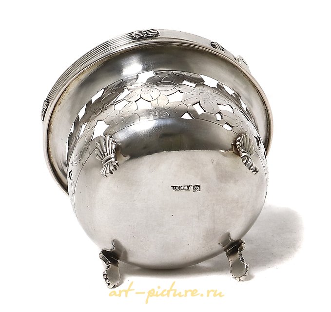 Silver pierced vase with a swing handle. China, Shanghai, Luen Wo, late 19th century.