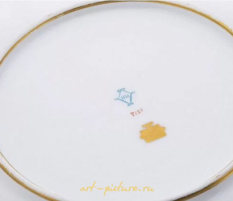 塞夫尔瓷器。带有浮雕边缘和花卉装饰的盘子。