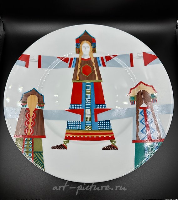 The plate is a national costume with hand-painted artwork by Olga Serebryakova, a leading artist at IFZ.