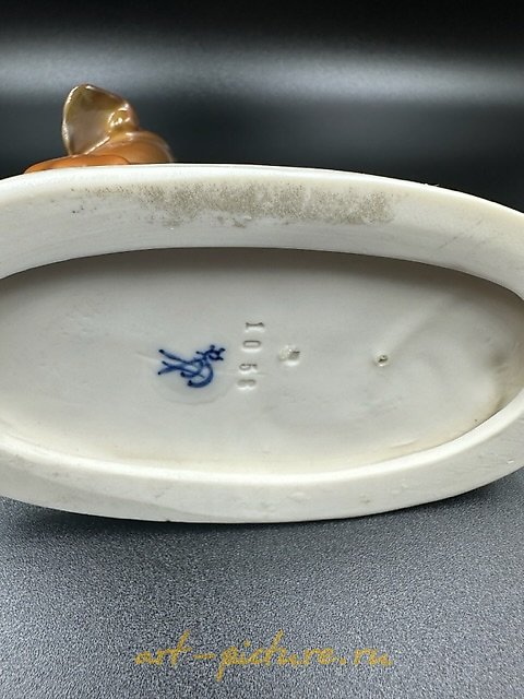 Porcelain figurine "Dachshund," produced in 1910 in Passau, Germany, model number 1058.