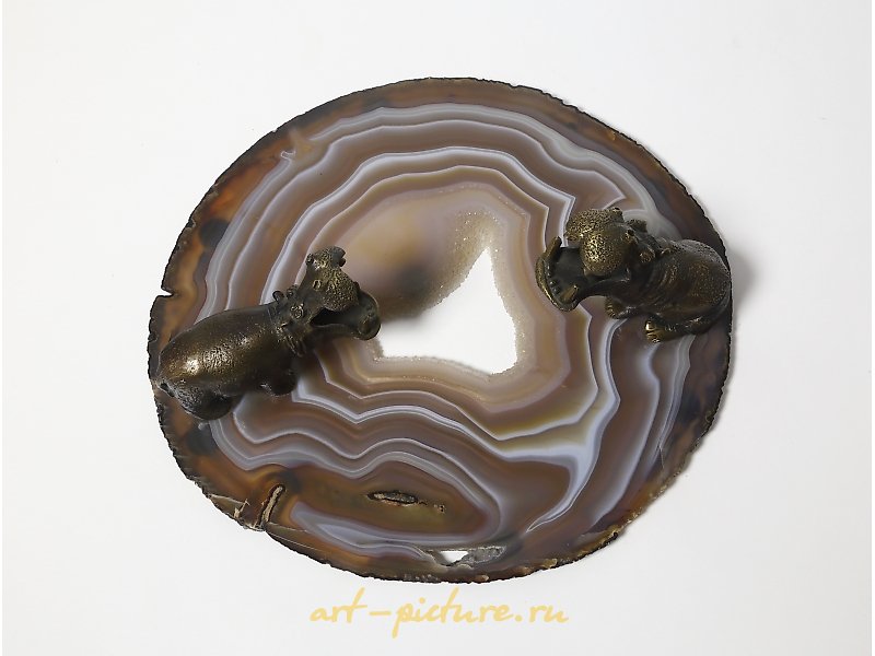 作者手工雕塑“河马”。青铜，玛瑙。