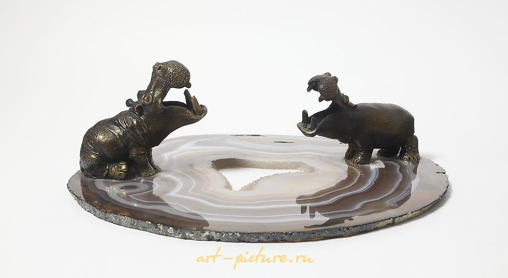 作者手工雕塑“河马”。青铜，玛瑙。