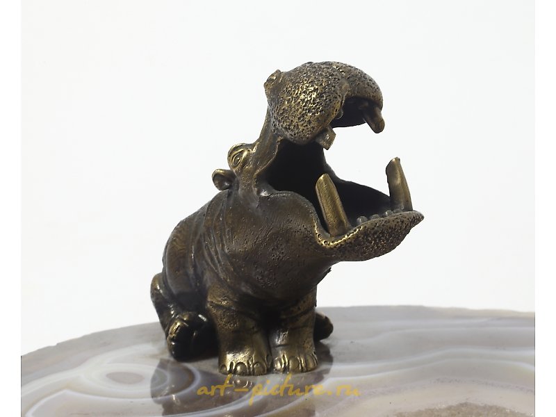 作者手工雕塑“河马”。青铜，玛瑙。