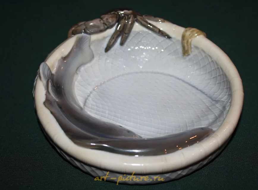 瓷器花瓶，上面有螃蟹和鲱鱼。Bing & Grondahl