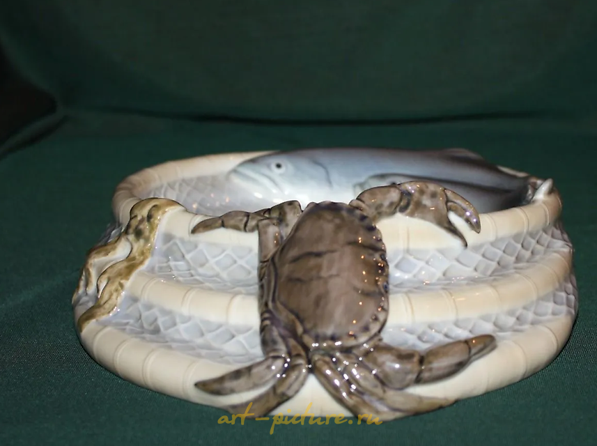 瓷器花瓶，上面有螃蟹和鲱鱼。Bing & Grondahl