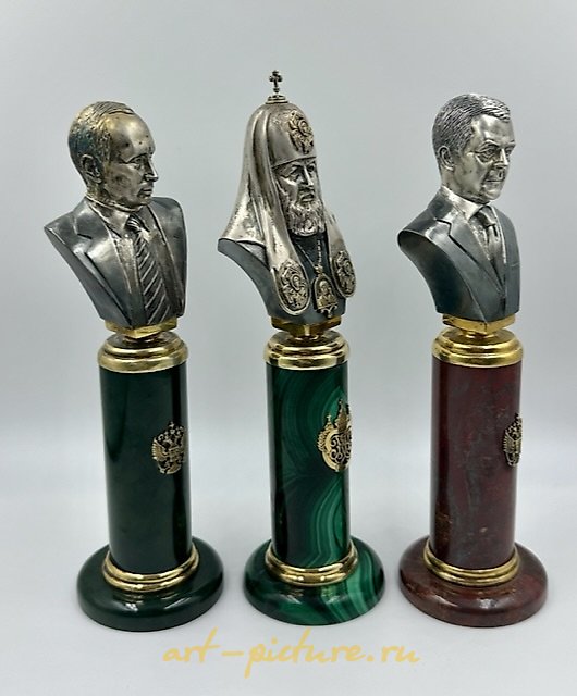 银色的普京V.V.、梅德韦杰夫D.A.、基里尔大主教的胸像在基座上