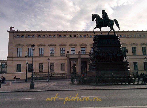 八角形底座上的瓷瓶，带有生饼陶把手。KPM 柏林。1875年。