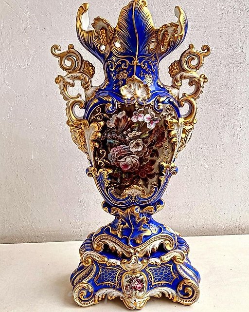 安菲克斯形状的花瓶，带有雕塑细节。波波夫。1850—1860年代。