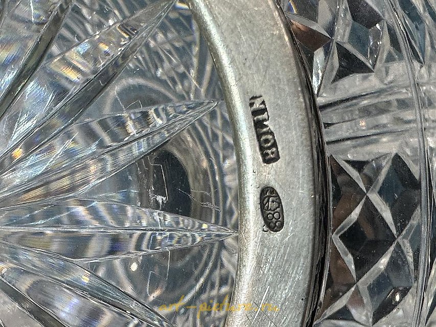 ШТОФ. ХРУСТАЛЬ, СЕРЕБРО BOLIN can be translated into simplified Chinese as:

酒壶。水晶，银 BOLIN