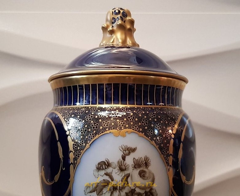 独特的Bing Grondahl花瓶，装饰有Theodor Larsen的金色图案。