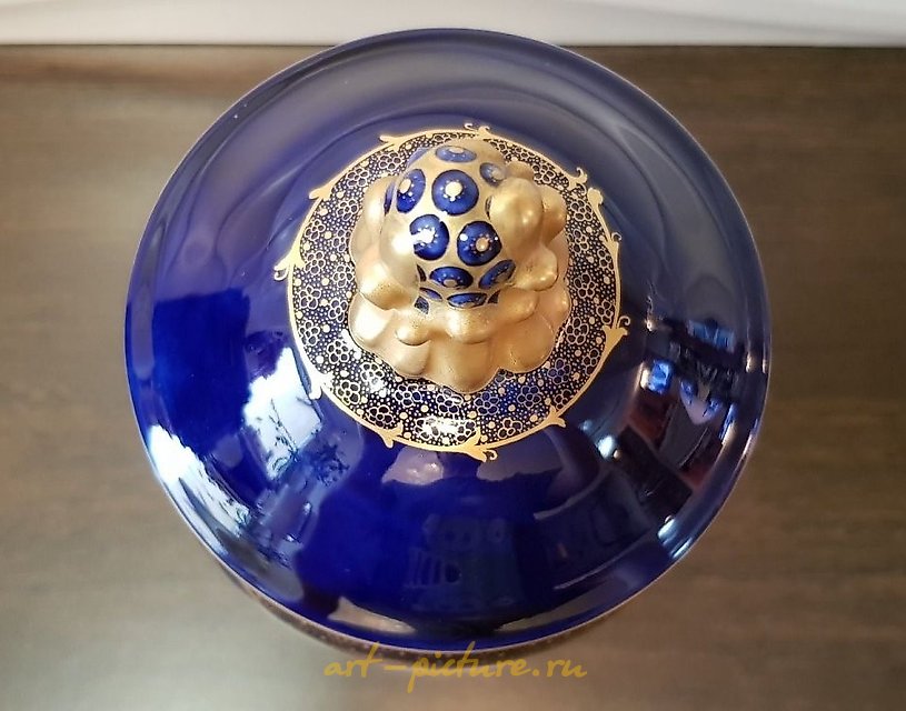 独特的Bing Grondahl花瓶，装饰有Theodor Larsen的金色图案。