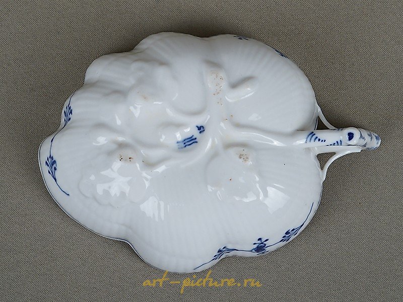 The translation of "блюдо Royal Copenhagen" into English is "Royal Copenhagen dish."