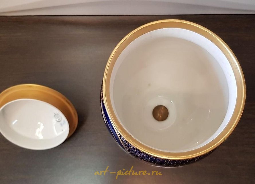 独特的Bing Grondahl花瓶，装饰有Theodor Larsen的金色图案。