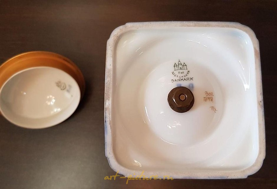 独特的Bing Grondahl花瓶，装饰有Theodor Larsen的金色图案。