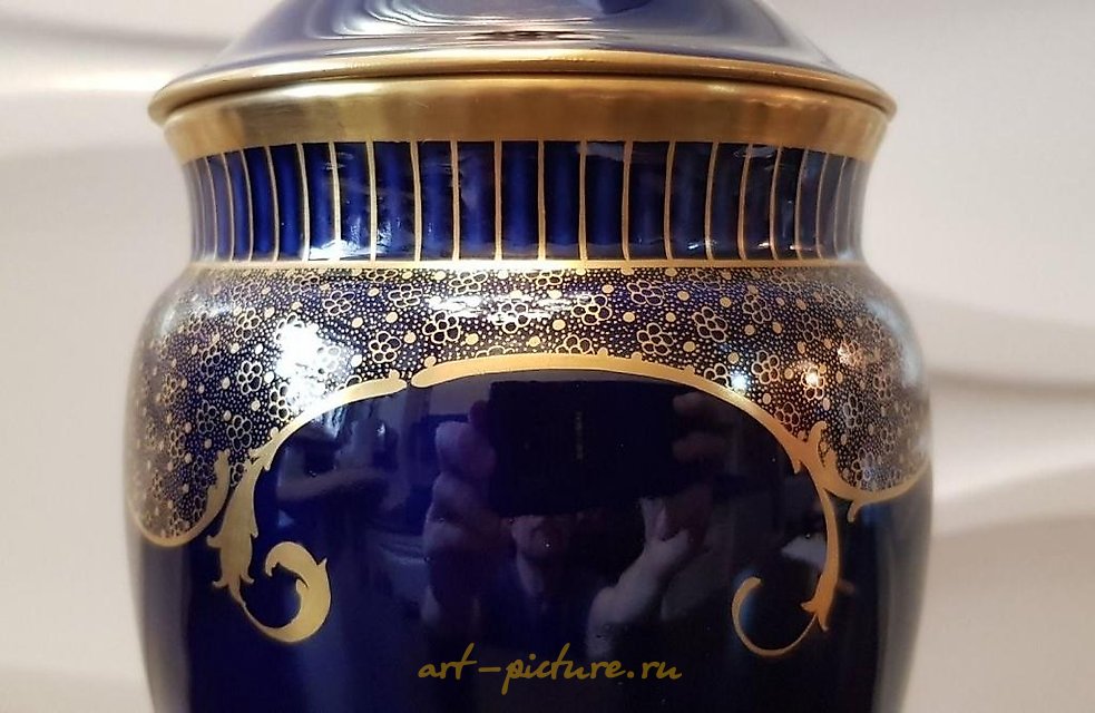 独特的Bing Grondahl花瓶，装饰有Theodor Larsen的金色图案。