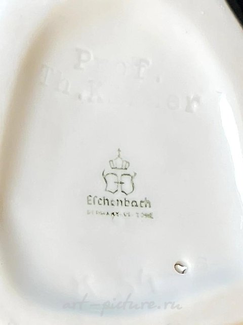 ФАРФОРОВОЯ СТАТУЭТКА ЛЯГУШКИ, ЭШЕНБАХ, изготовленной проф. TH. KARNER