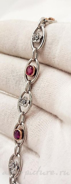 Here is the translation of your text into Simplified Chinese:

铂金黄金镶钻石红宝石手链 50年代