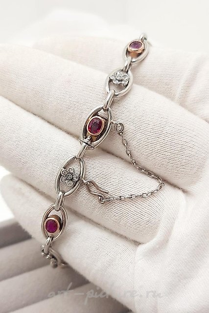 Here is the translation of your text into Simplified Chinese:

铂金黄金镶钻石红宝石手链 50年代