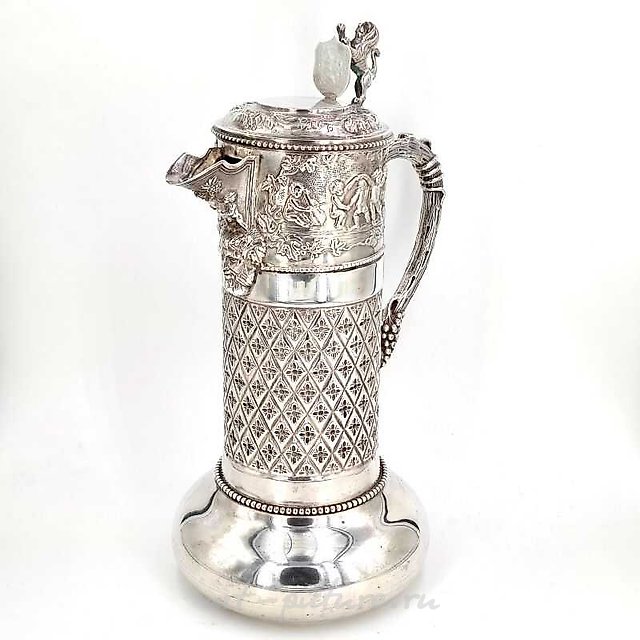 The translation of "Серебряный кувшин" into English is "Silver pitcher."