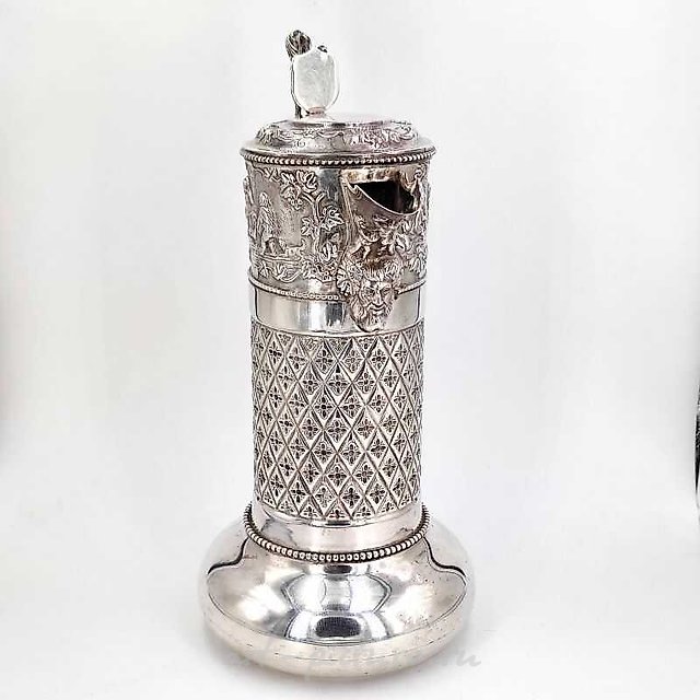 The translation of "Серебряный кувшин" into English is "Silver pitcher."