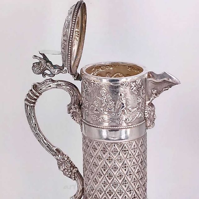 The translation of "Серебряный кувшин" into English is "Silver pitcher."