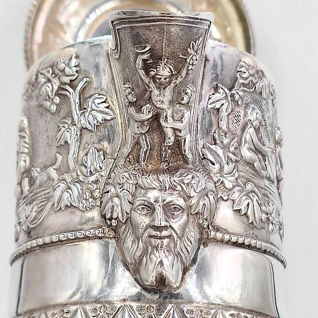 The translation of "Серебряный кувшин" into English is "Silver pitcher."
