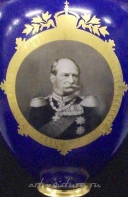 Вaза фарфорoвая. Королeвскaя мaнуфактуpa KПM Бeрлин с портретом Вильгельма I