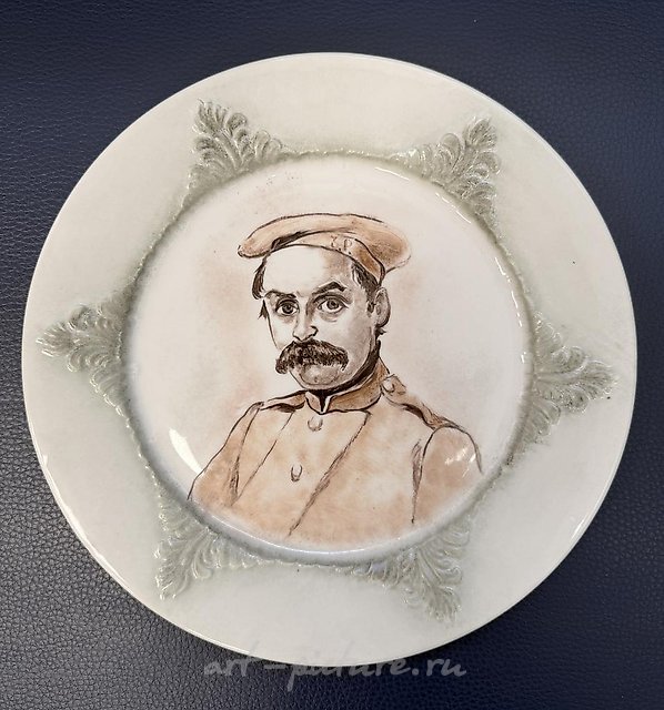装饰盘系列：“熟悉的面孔”...... 在加德纳工厂的装饰瓷器上描绘的果戈理式的博克列夫斯基人物。