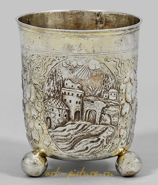 Great, Baroque-style ball foot cup