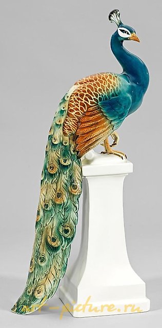 伟大的动物雕塑“孔雀”