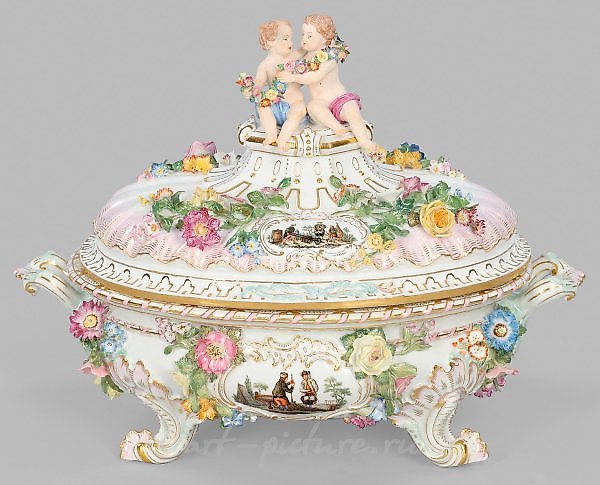 Splendid Meissen covered tureen with Bergmann's decoration.