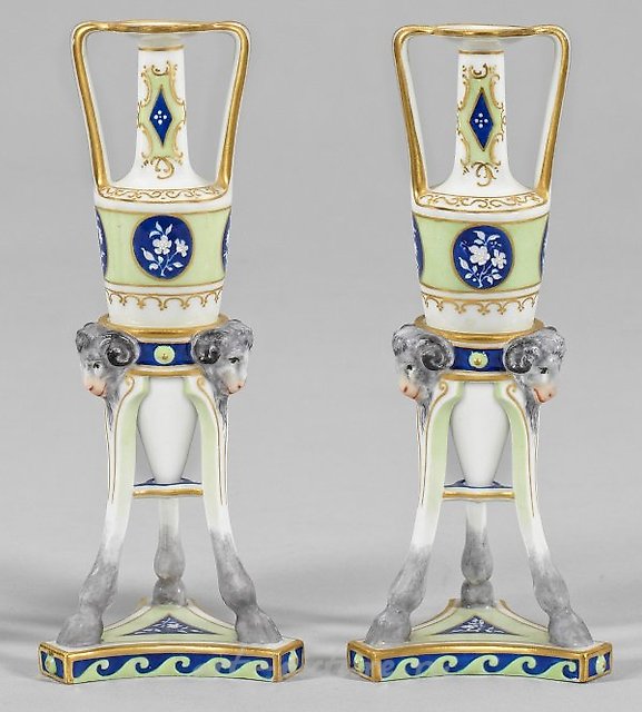 一些小陶质花瓶。