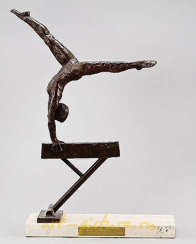 青铜小雕像。“平衡木上的体操运动员” 丹麦，皇家哥本哈根。作者：斯特雷特-吉廷斯·凯尔西（美国，生于1941年）