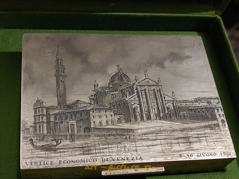 布切拉提（Buccellati）首饰盒是赠送给玛格丽特·撒切尔的第十三届G7峰会的国礼。