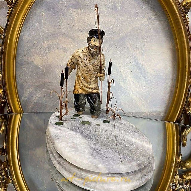 作者的雕塑：用彩色半宝石雕刻的渔夫