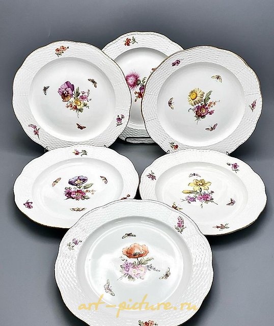 Dinner plates by KPM from the Kaiser Wilhelm II service, Germany, 1908.