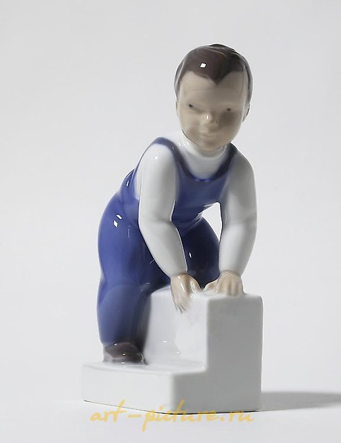 The translation of the text is: "Porcelain figurine I am walking now Bing Grondahl."