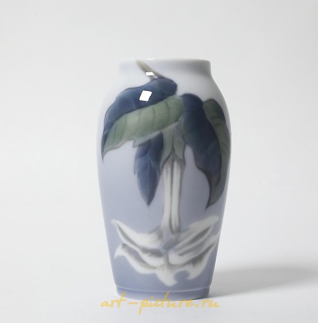 瓷花瓶，带有白色花朵。丹麦，哥本哈根，皇家哥本哈根。