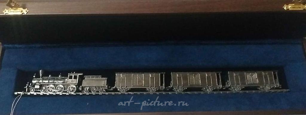 The translation of "Паровоз серебряный" into English is "Silver Train."