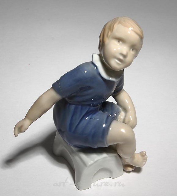 女孩坐在长椅上。丹麦，哥本哈根，Bing & Grondahl